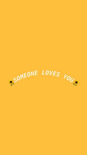 黃色背景，白色文字寫著「someone loves you」，兩側有向日葵。