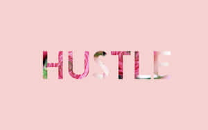 喺柔和粉紅色背景上用粉紅色花卉圖案整成嘅「hustle」呢個詞。