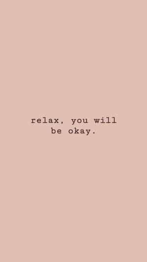 帶有平靜文字 relax you will be okay 的粉紅色背景