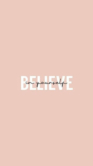 蜜桃色背景上寫著 believe in yourself 的勵志文字壁紙。