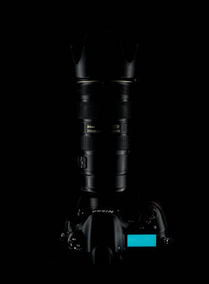 Nikon DSLR相機連鏡頭在黑色背景上，發光青色屏幕 — 型格黑色 壁紙