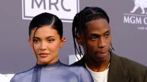 Kylie Jenner 和 Travis Scott 在正式活動中穿著時尚服裝。