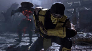 身穿黃色盔甲的Mortal Kombat戰士蹲在黑暗的廢墟競技場中，準備出擊。