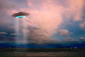 一個發光的UFO盤旋在田野上空，在黃昏時投射出光束。