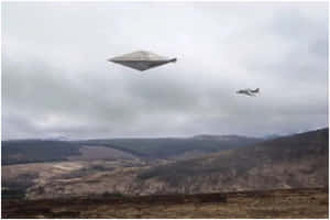UFO和戰鬥機在陰天下飛越山區地形。