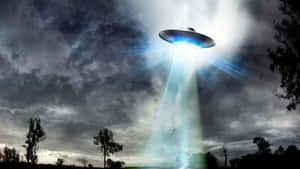UFO向上發射光束，從黑暗的森林區域中提升一個人。 — 唯美雲朵動態 壁紙