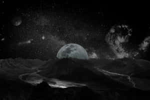 在巨大的月亮和佈滿星雲的星空下的外星山脈。