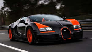 黑色和橙色的Bugatti Veyron在森林中的賽道上疾馳。