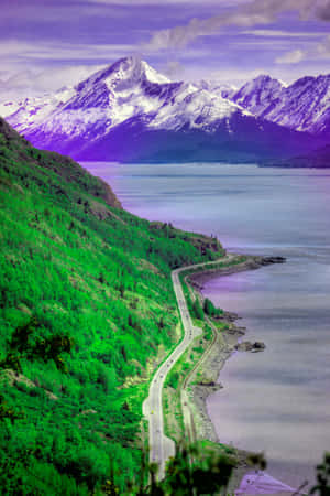 蜿蜒的道路沿著綠色山坡，旁邊是一個湖泊，在紫色天空下襯托著積雪的山峰。