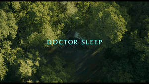 森林的鳥瞰圖，疊加了標題 Doctor Sleep。