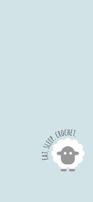 灰色羊，白色羊毛，淺藍色背景上文字 eat sleep crochet。