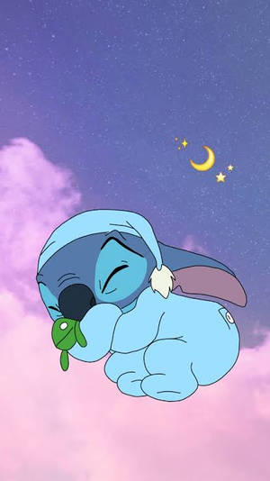 藍色外星人在帶有彎月的星空夜空下，睡在粉紅色的雲朵上。 — 美學 壁紙