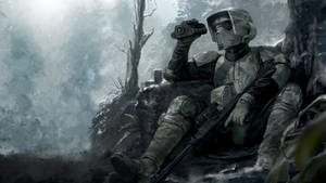 穿著迷彩服的士兵在霧氣瀰漫的森林中用雙筒望遠鏡掃視。