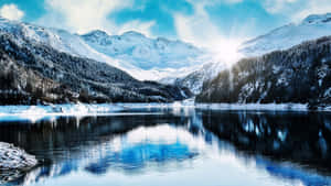 明亮的陽光下，積雪的山峰倒映在平靜的冬日湖泊中。