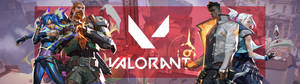 Valorant 遊戲角色以戰鬥姿勢手持發光武器。