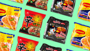 各種即食麵品牌，包裝色彩繽紛，置於薄荷綠背景上。