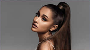Ariana Grande 紮著高馬尾，在攝影棚肖像中向上看。
