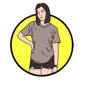 一位穿著休閒服裝的女性自信地站在黃色圓圈內。