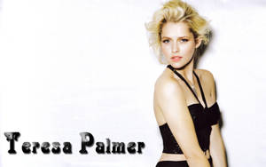 Teresa Palmer 身穿黑色上衣，白色背景，附有名字文字