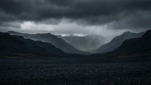 黑暗的暴風雨山脈，雨水穿過厚重的雲層落在山谷上。