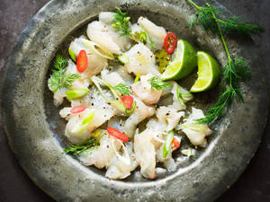 石碗中的魚、青檸、蒔蘿和辣椒酸橘汁醃魚