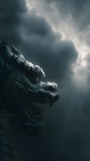 石龍頭雕刻有詳細的鱗片和兇猛的眼睛，背景是暴風雲。