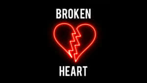 一個紅色霓虹破碎的心，在黑色背景上以白色文字寫著 BROKEN HEART。