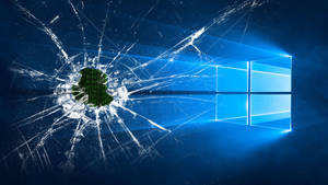 碎裂玻璃後面的Windows標誌，中央裂縫有綠色二進制代碼。