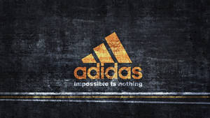 Adidas標誌連口號，置於有紋理的瀝青背景上