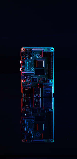 發光的 Raspberry Pi 主機板，在黑色背景上帶有霓虹燈光。