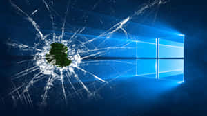 碎裂玻璃在發光的Windows標誌上顯現綠色代碼。 — 寬螢幕 壁紙