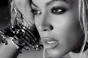 黑白特寫肖像，女性擁有誇張妝容和閃亮珠寶。 — Beyoncé 壁紙