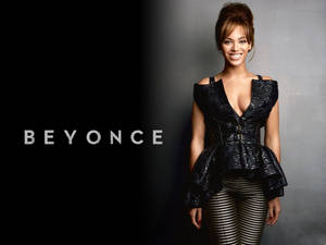 Beyonce 身穿黑色蕾絲緊身胸衣和條紋緊身褲，在攝影棚肖像中微笑。