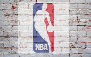 NBA標誌繪製在風化的磚牆上，白色油漆剝落。