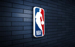 NBA 標誌安裝在帶有燈光效果的深色磚牆上。