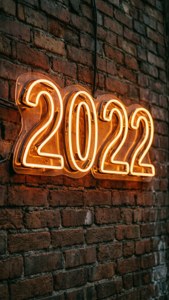 霓虹燈牌在磚牆背景下顯示2022年。