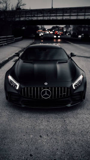 夜晚城市街道，橋下的黑色 Mercedes-AMG GT — 平治 AMG 壁紙