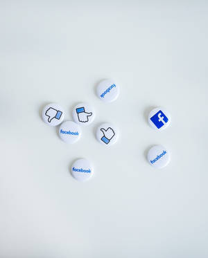 散落在淺灰色背景上的Facebook讚好和不讚好按鈕。 — 社交 壁紙
