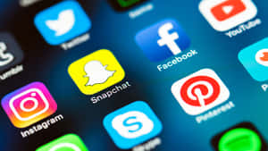 智能手機屏幕顯示社交媒體應用程式圖標，如 Instagram、Snapchat 和 Facebook。