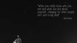 人物仰望星空，附有自我接納的引文