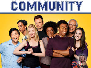 電視節目《Community》嘅演員喺黃色背景上一齊擺甫士。 — 猴子 壁紙