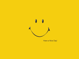 一個在黃色背景上帶有文字 Have a Nice Day! 的愉快笑臉