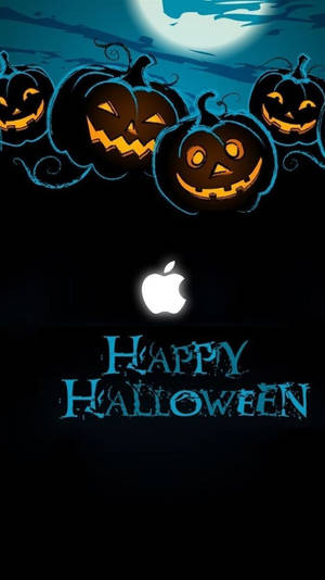 萬聖節南瓜在滿月下漂浮，帶有Apple標誌和節日文字。