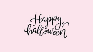 Happy Halloween 以時尚黑色字體呈現，背景為粉紅色。