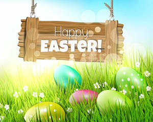 色彩繽紛的復活蛋在草地上，上方有一個寫著Happy Easter的木牌