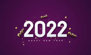 紫色背景上帶有金色紙屑和星星的新年快樂2022。