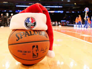 假日比賽期間，球場上戴住聖誕帽嘅NBA籃球。