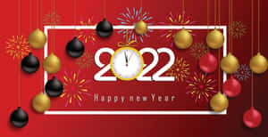 2022年新年慶祝，紅色背景上掛有裝飾品和煙花。