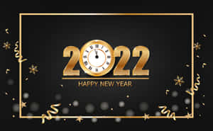 金色2022年新年時鐘，黑色背景上帶有五彩紙屑。