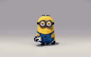 一個黃色卡通Minion在灰色地板上拿著一個牛紋馬克杯。